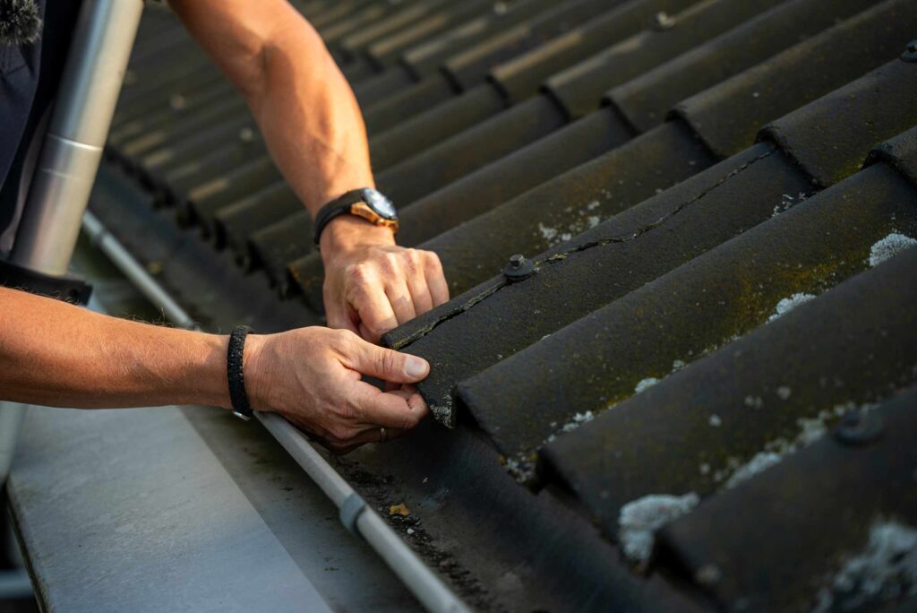 Mand fra Jydsk Tagteknik tjekker hustag